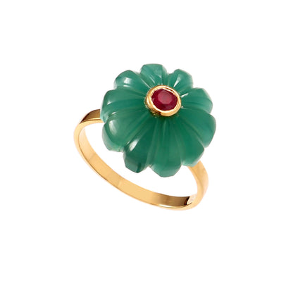 Bague Amara en argent plaqué or ornée d’un onyx vert sculpté en fleur et d’un rubis central, Mademoiselle Azalée