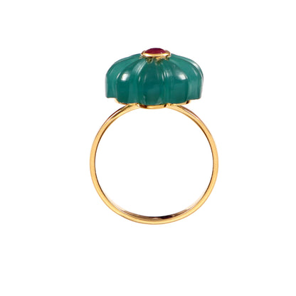 Bague Amara en argent plaqué or vue de côté, ornée d’un onyx vert sculpté en fleur et d’un rubis central, Mademoiselle Azalée Agen