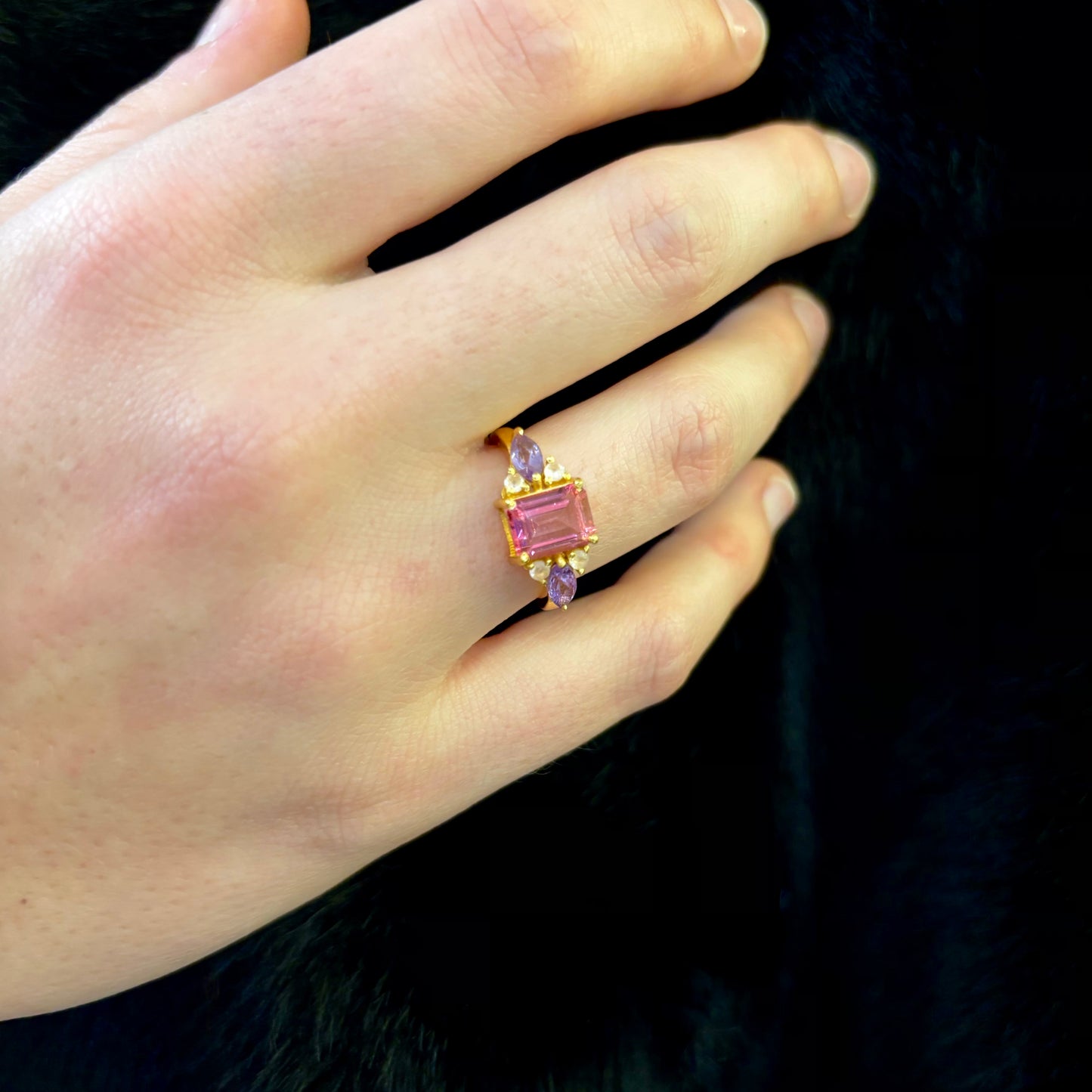 Bague Astrid portée en argent 925 plaqué or avec quartz rose central, améthystes et pierres de lune naturelles, création Mademoiselle Azalée.