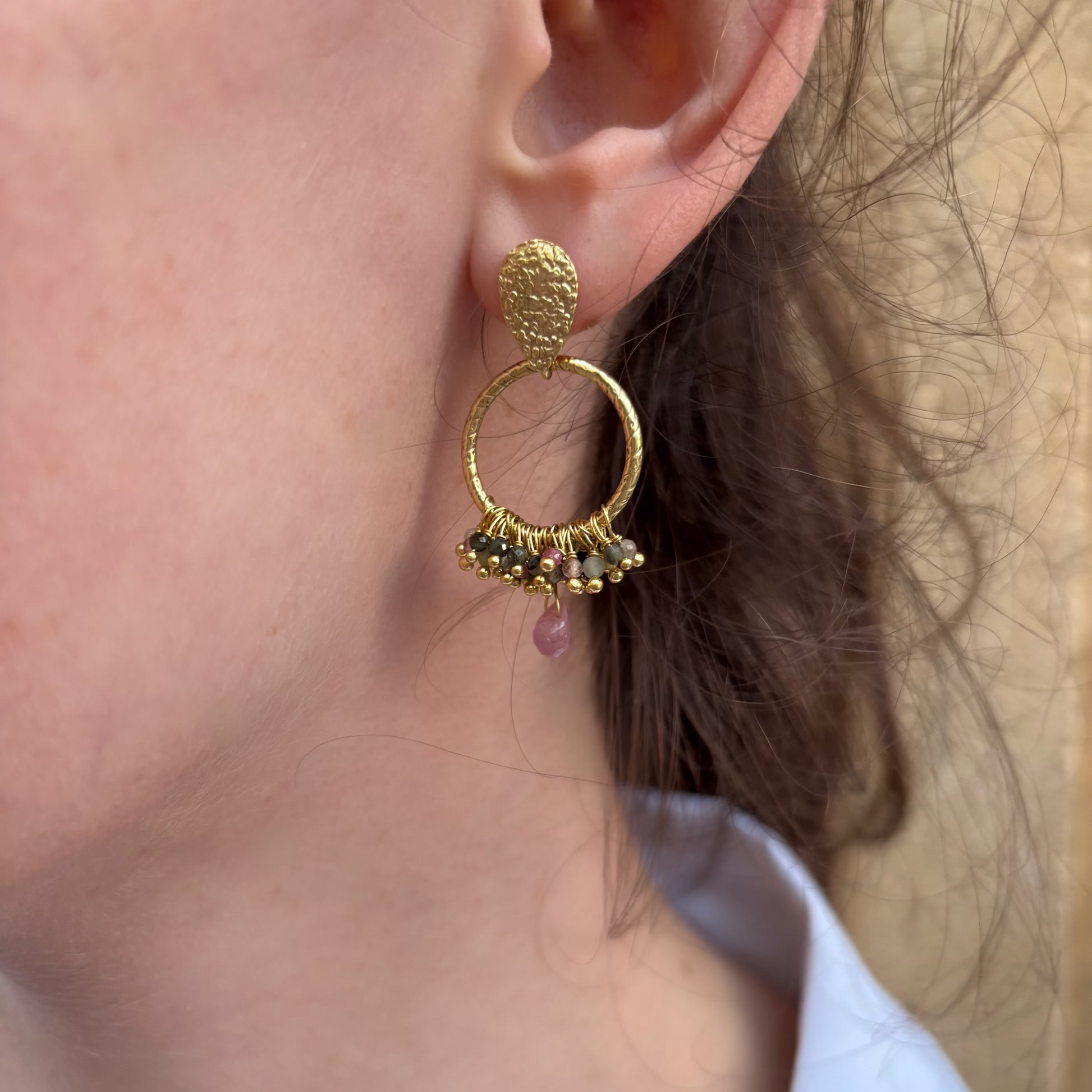 Boucles d’oreilles Diva en argent 925 plaqué or avec tourmalines naturelles, création Mademoiselle Azalée à Agen