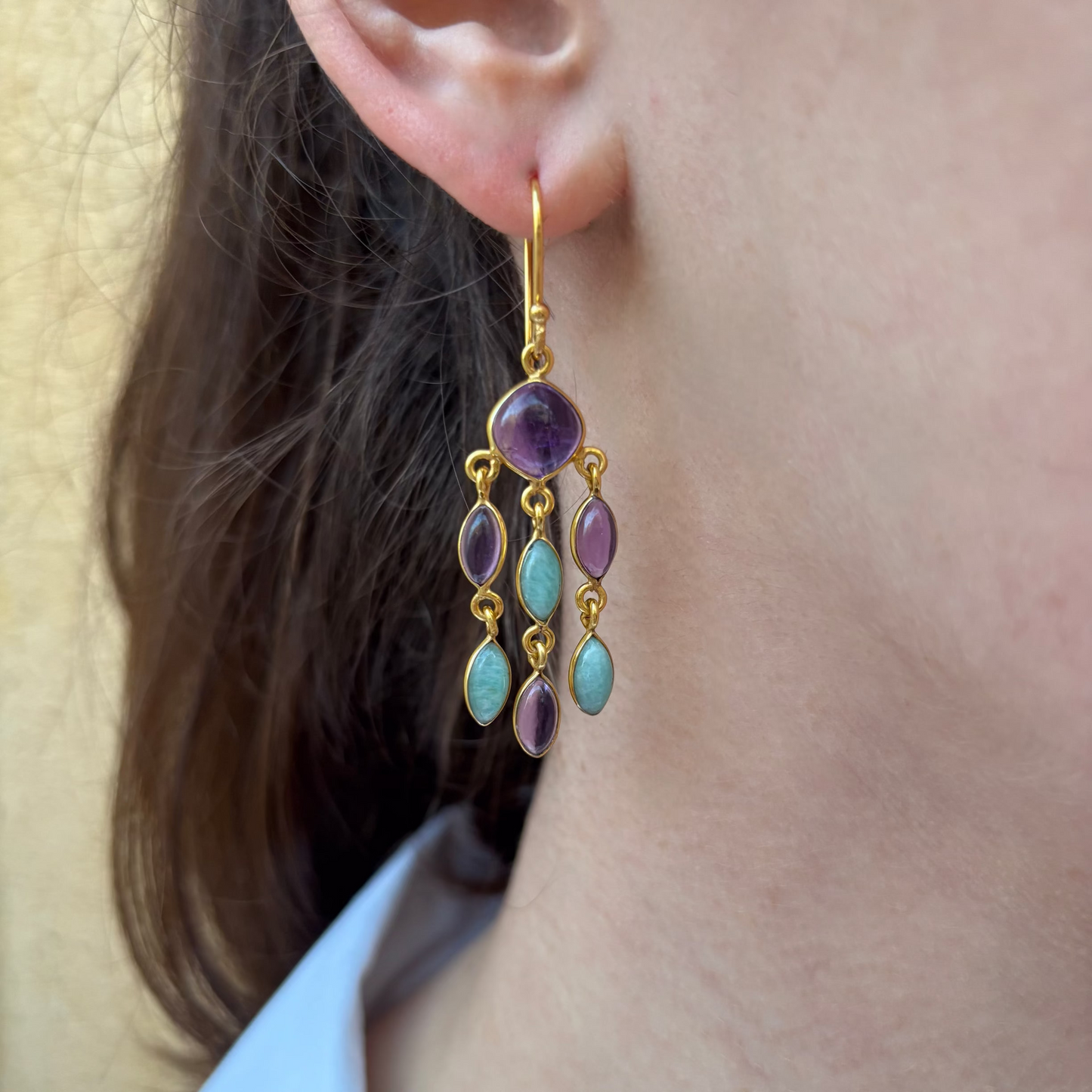 Boucles d’oreilles pendantes en argent 925 plaqué or ornées d’améthyste et d’amazonite naturelles portées à l’oreille