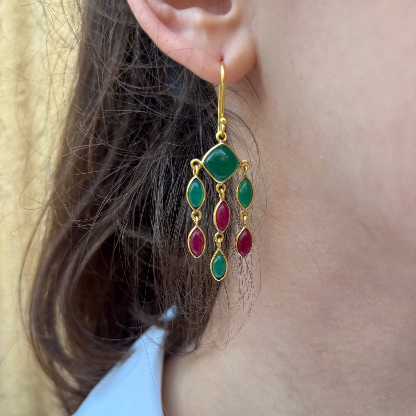 Boucles d’oreilles pendantes en argent 925 plaqué or ornées d’onyx vert et de rubis naturels portées à l’oreille