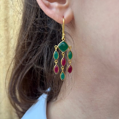 Boucles d’oreilles pendantes en argent 925 plaqué or ornées d’onyx vert et de rubis naturels portées à l’oreille