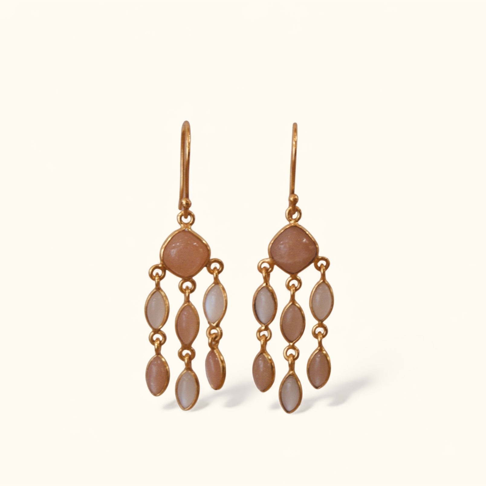 Boucles d’oreilles Fly en plaqué or, ornées de quartz rose et de pierres de lune, création Mademoiselle Azalée à Agen, présentées sur fond clair