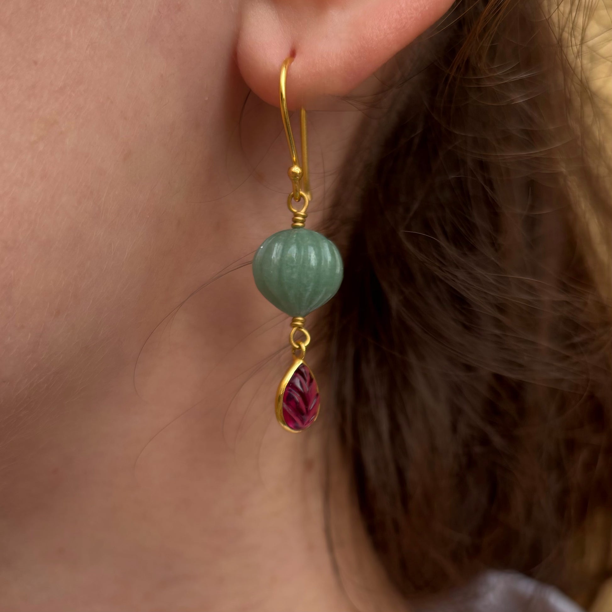 Boucle d’oreille Hindi portée en argent 925 plaqué or avec aventurine verte et quartz rose, création Mademoiselle Azalée.