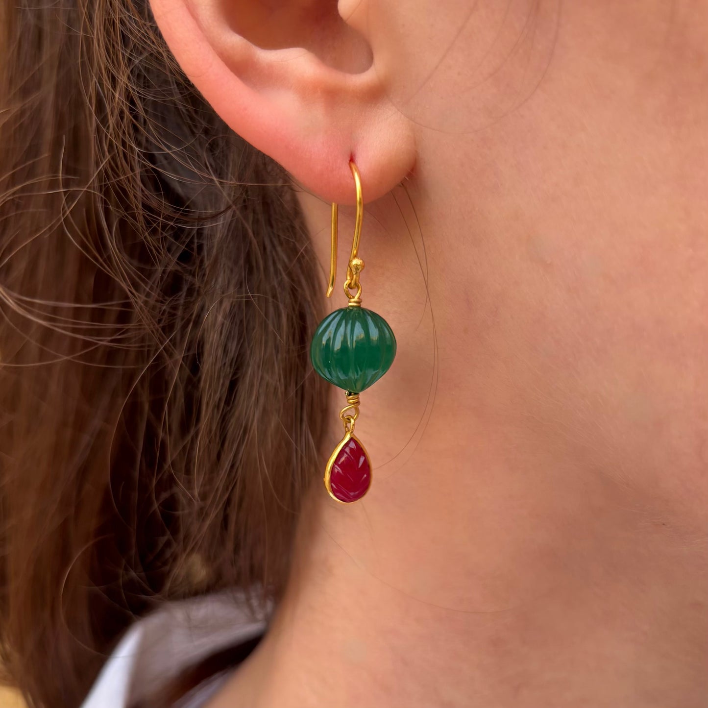 Boucle d’oreille Hindi portée en argent 925 plaqué or avec onyx vert et rubis, création Mademoiselle Azalée.