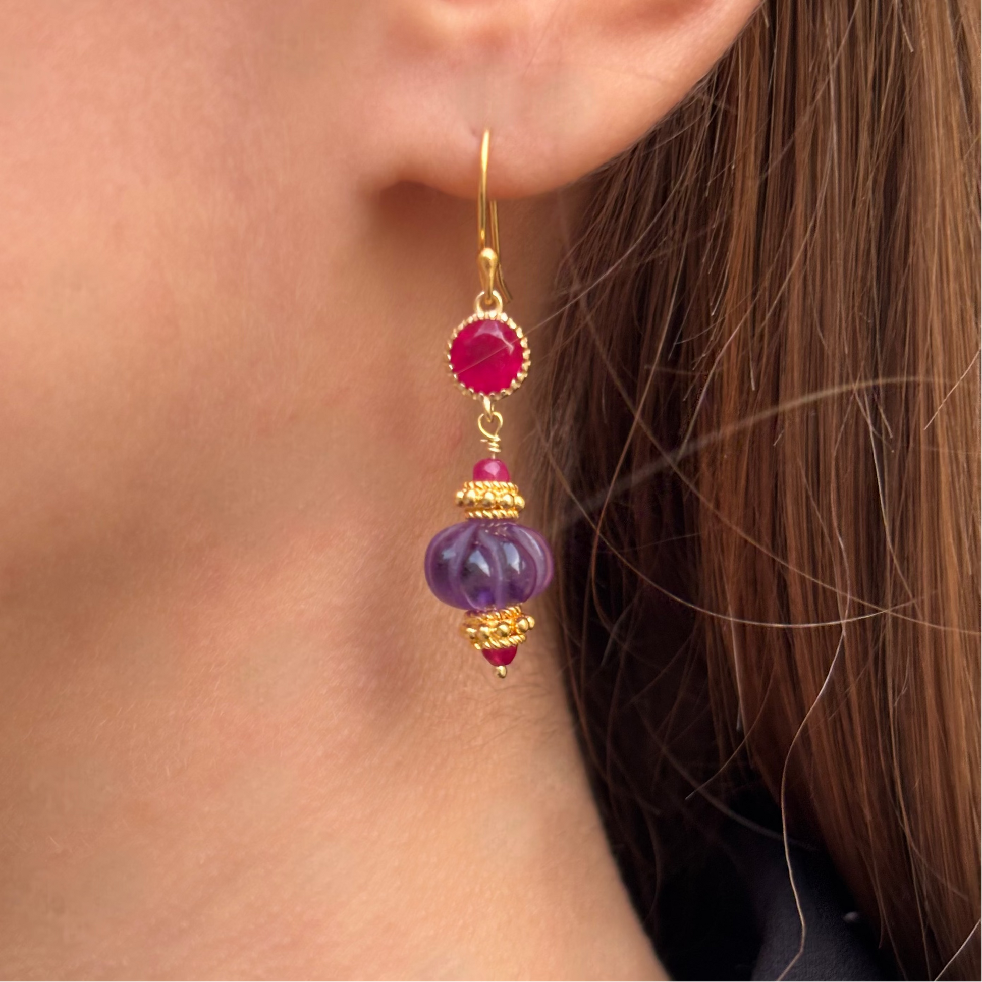 Boucles d’oreilles dorées Mademoiselle Azalée à Agen, composées d’un cabochon de quartz framboise et d’une perle d’améthyste sculptée, vues portées sur l’oreille