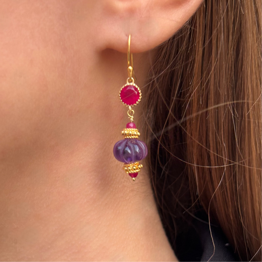 Boucles d’oreilles dorées Mademoiselle Azalée à Agen, composées d’un cabochon de quartz framboise et d’une perle d’améthyste sculptée, vues portées sur l’oreille