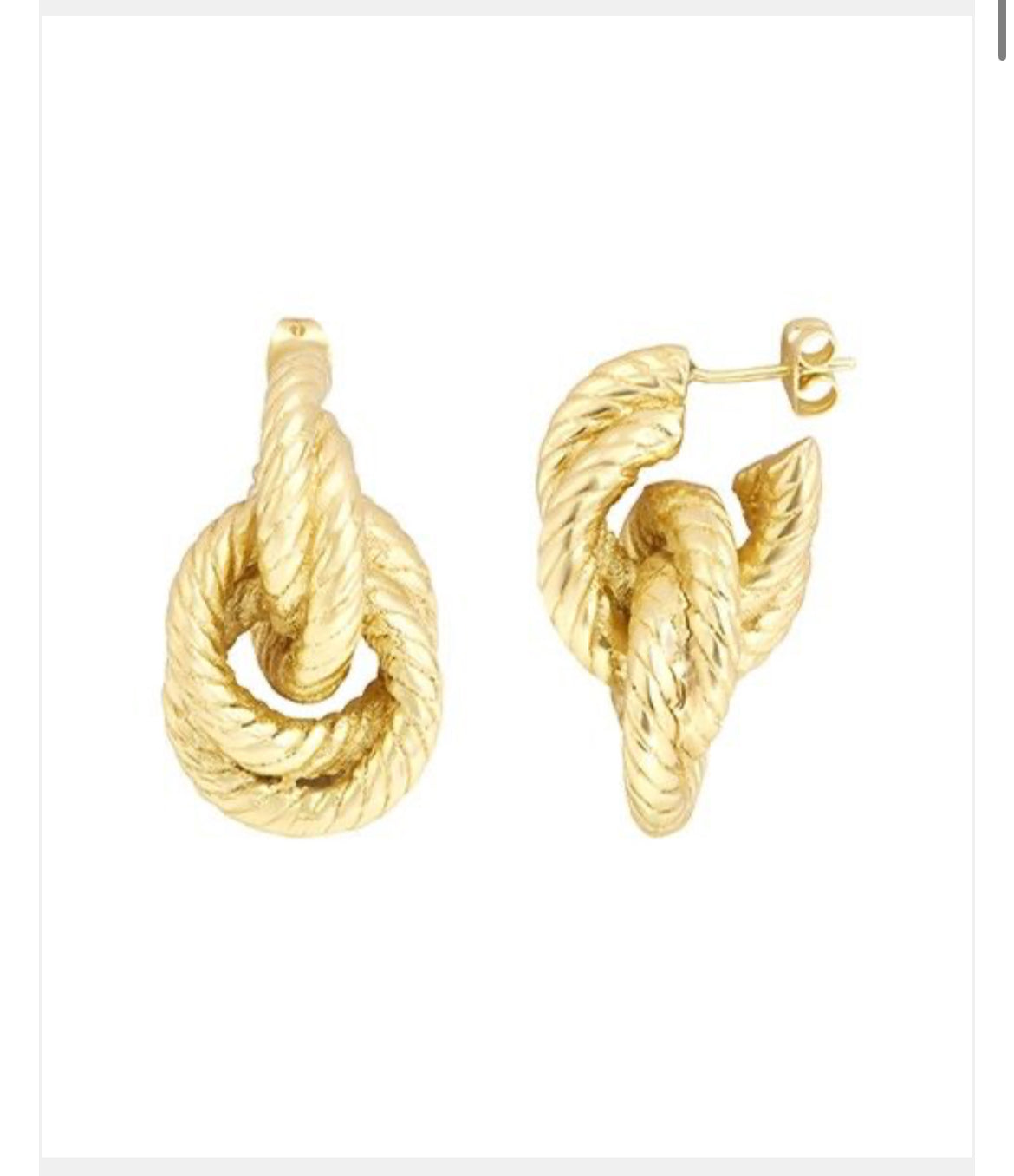 Boucles d’oreilles dorées Dear Charlotte en forme de nœud torsadé, présentées de côté sur fond blanc.
