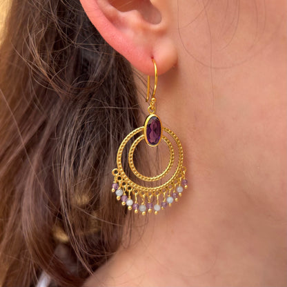 Boucles d’oreilles Saskia portées en argent 925 plaqué or avec améthyste et amazonite, création Mademoiselle Azalée