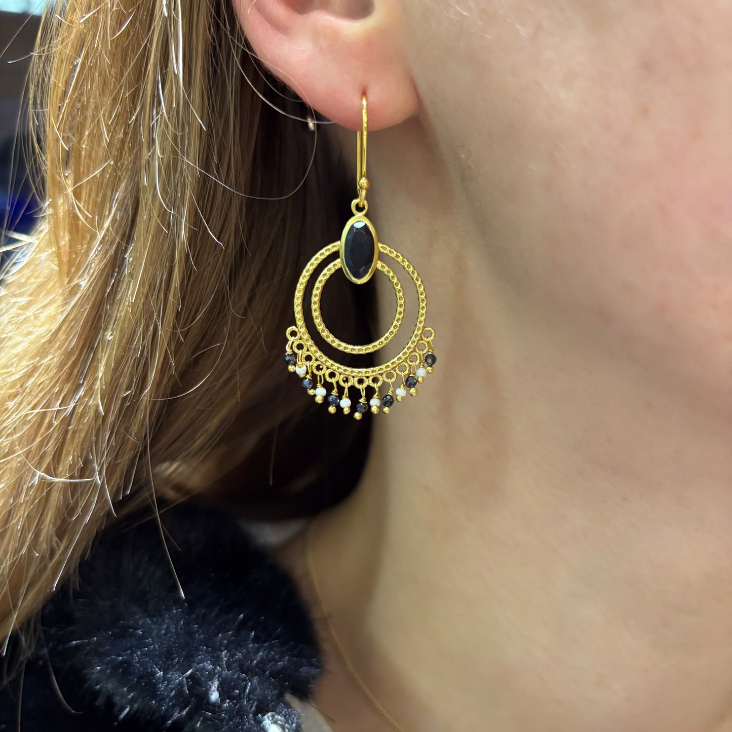 Boucles d’oreilles Saskia portées en argent 925 plaqué or avec onyx noir et perles, création Mademoiselle Azalée