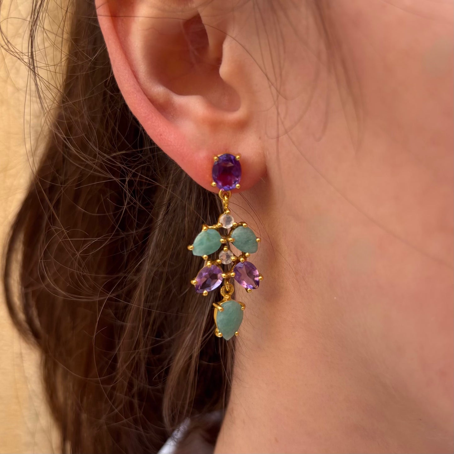 Boucles d’oreilles Sati en argent 925 plaqué or avec améthyste et amazonite naturelle, création Mademoiselle Azalée à Agen