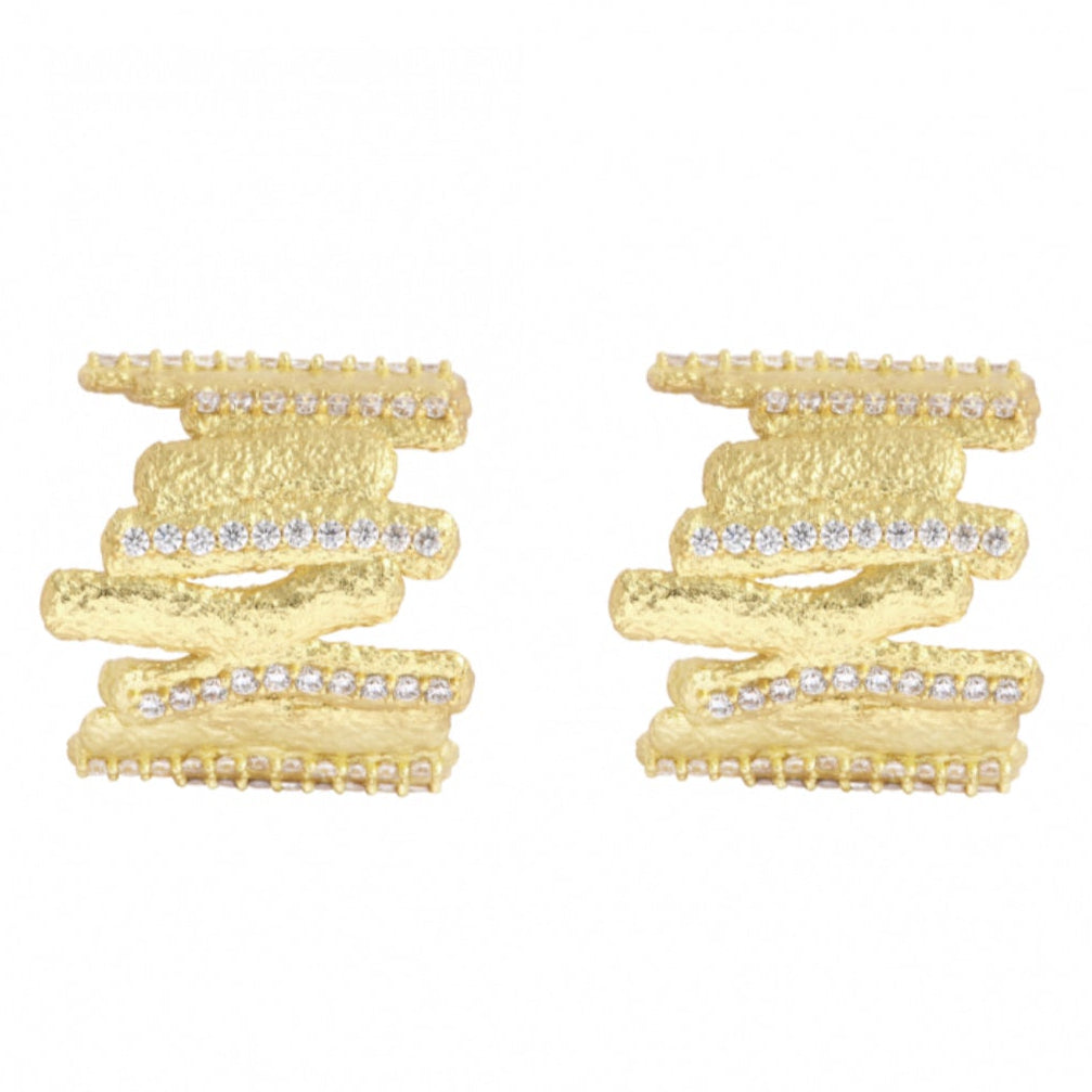 Boucles d’oreilles dorées Dear Charlotte effet dentelle, incrustées de strass scintillants, présentées de face sur fond blanc