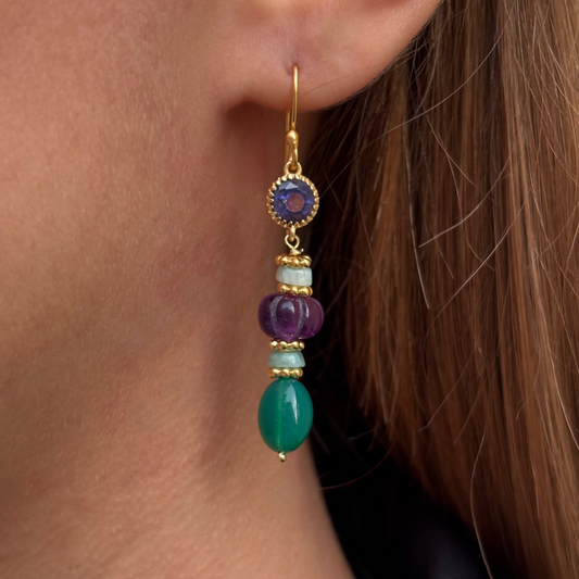 Boucles d’oreilles Tiana Mademoiselle Azalée à Agen, composées d’améthyste, d’onyx vert et d’amazonite, montées sur doré