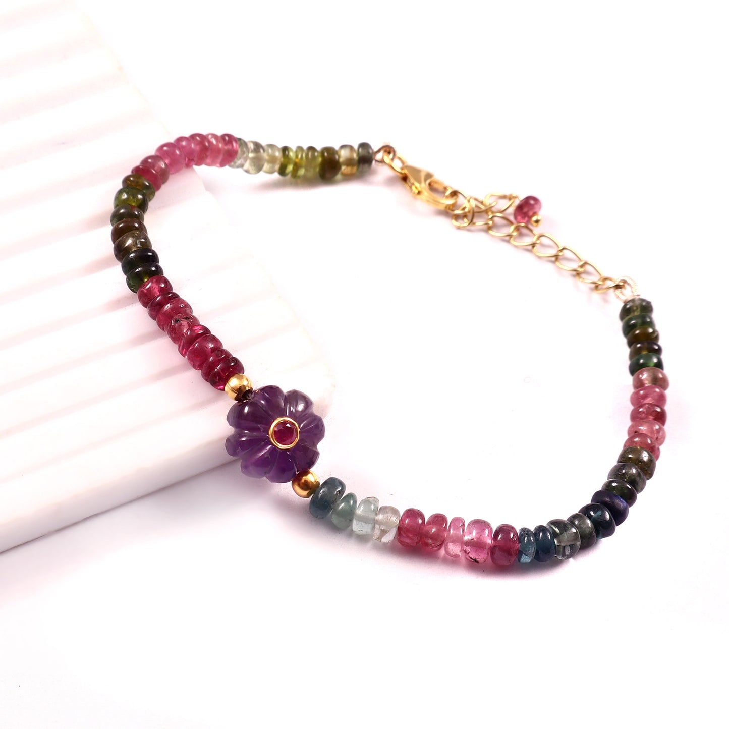 Bracelet Amara en tourmalines multicolores avec fleur d’améthyste et cabochon rubis, vue de côté