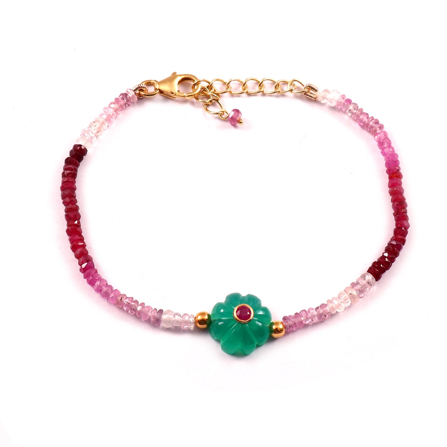 Bracelet Amara en perles de tourmaline avec fleur en onyx vert ornée d’un rubis, création Mademoiselle Azalée