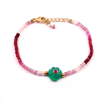 Bracelet Amara en perles de tourmaline avec fleur en onyx vert ornée d’un rubis, création Mademoiselle Azalée