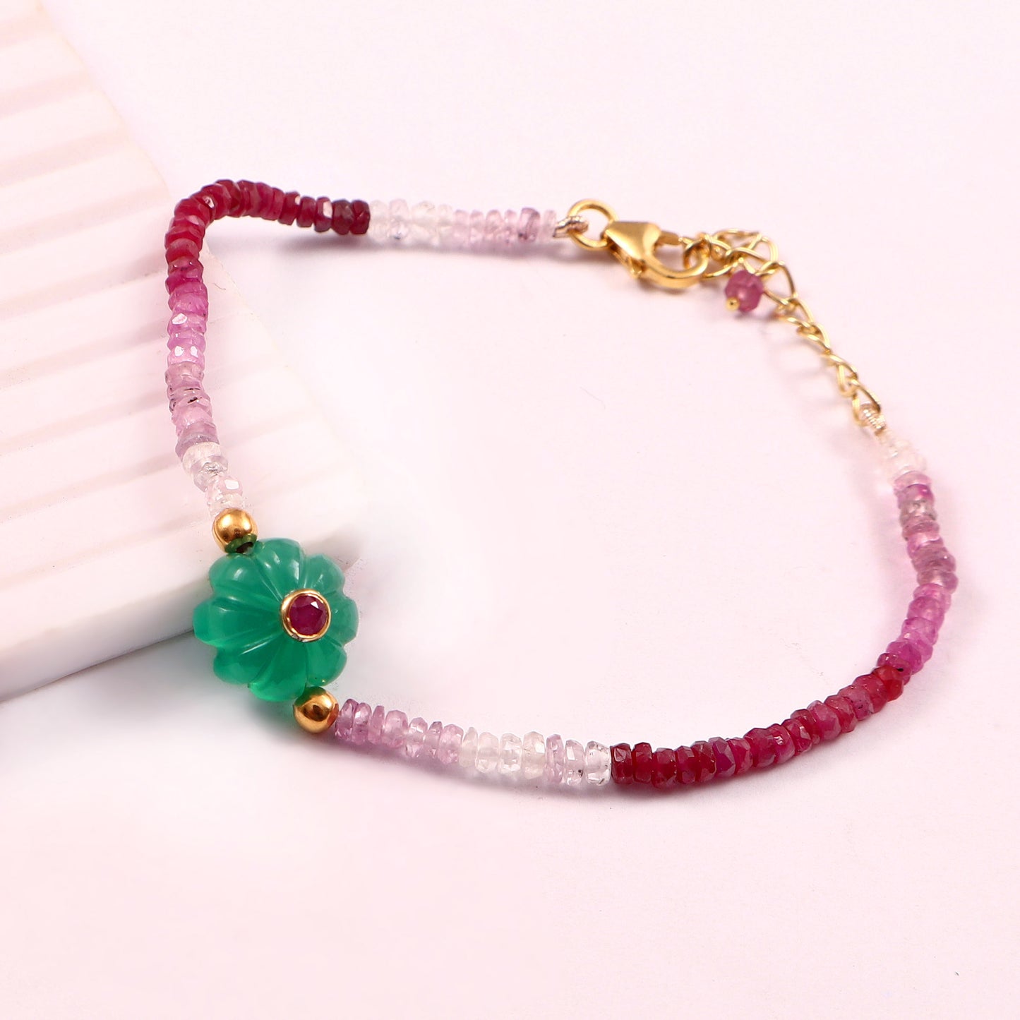 Bracelet Amara en tourmalines roses avec fleur en onyx vert et rubis, vue de côté