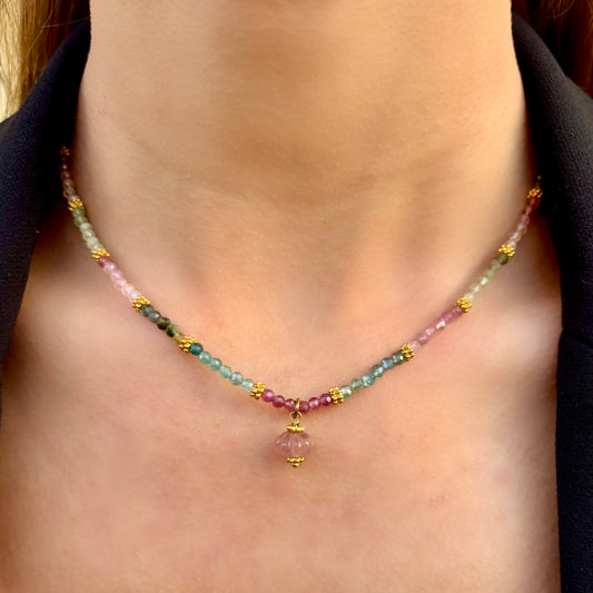 Collier Candy Mademoiselle Azalée à Agen, en tourmalines naturelles déclinées en camaïeu pastel avec pendentif goutte facettée doré