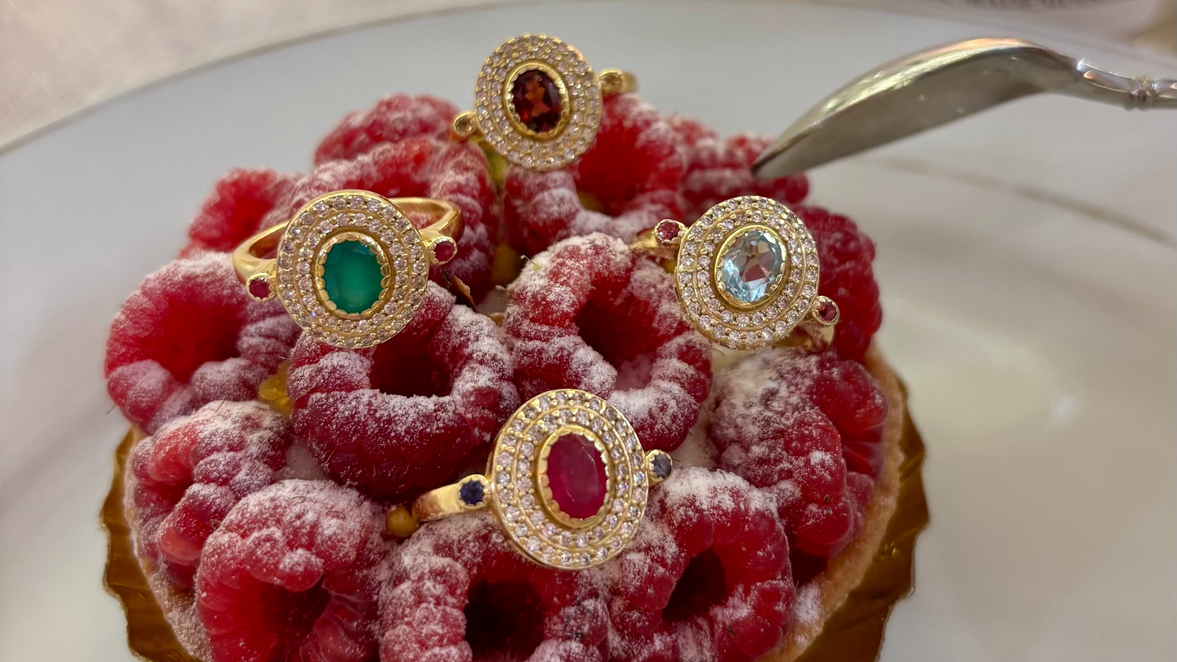 Ensemble de bagues Devi en argent 925 plaqué or, ornées de pierres naturelles et oxydes de zirconium, présentées sur un dessert, création Mademoiselle Azalée à Agen