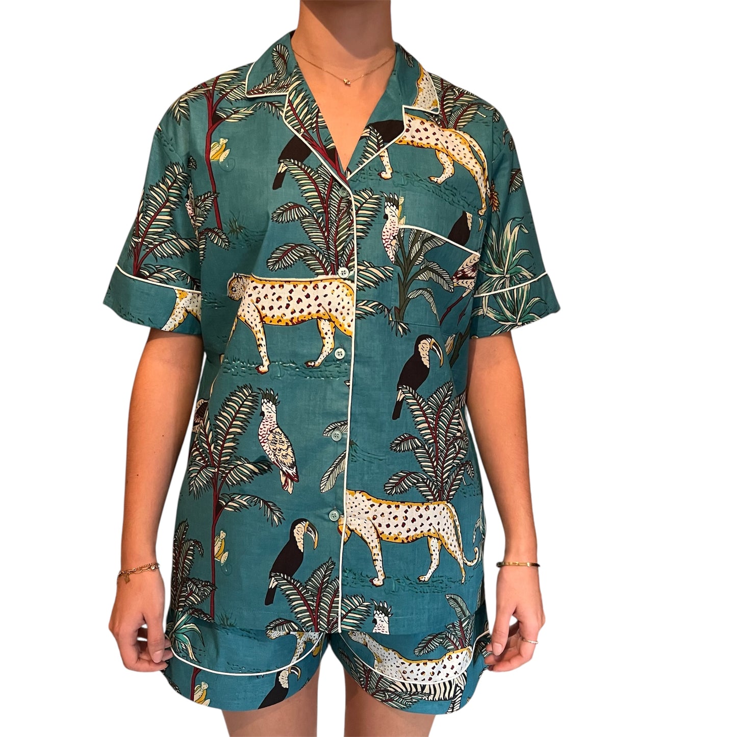 Pyjama court femme en voile de coton imprimé Jungle Blue avec léopards et oiseaux, ensemble chemise et short léger et respirant, tenue de nuit estivale, Mademoiselle Azalée à Agen