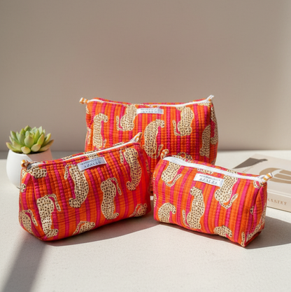 Kit de trousse de toilette en coton motif Baghera, fait main, lot de différentes tailles posés sur une table, lumière douce, Mademoiselle Azalée à Agen
