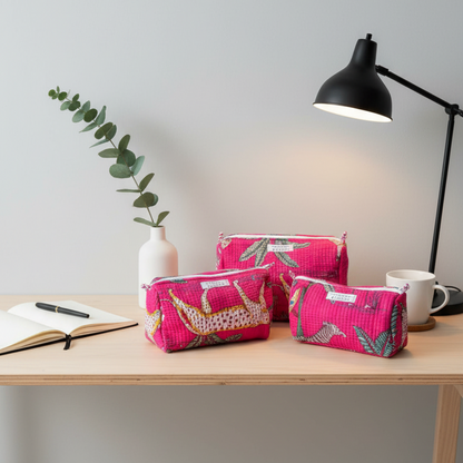 Kit de trousses de toilette Jungle Pink en coton rose à motifs léopards, ensemble fait main présenté sur un bureau avec lampe noire, tasse et carnet, création Mademoiselle Azalée à Agen