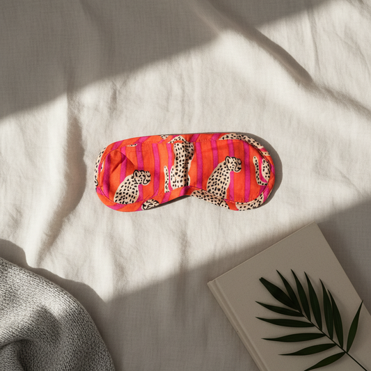 Masque de nuit Baghera en coton imprimé léopard sur fond fuchsia et orange, accessoire de sommeil confortable fait main, disponible chez Mademoiselle Azalée à Agen