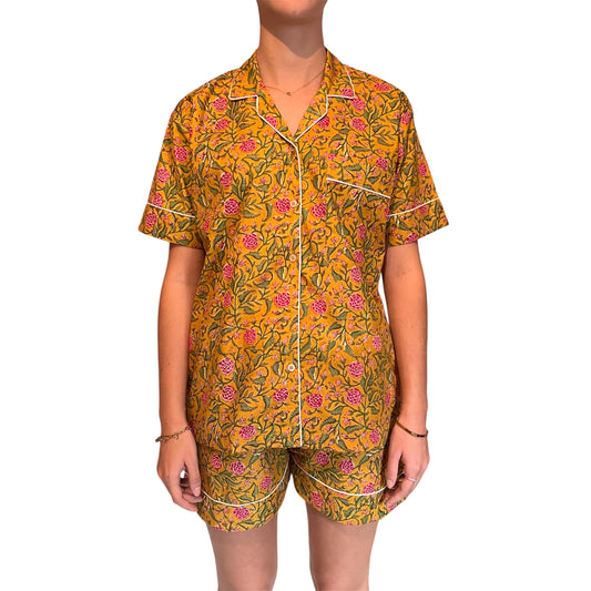 Pyjama court pour femme en voile de coton Mery, imprimé floral jaune et rose, tenue d’intérieur confortable et légère,  Mademoiselle Azalée à Agen