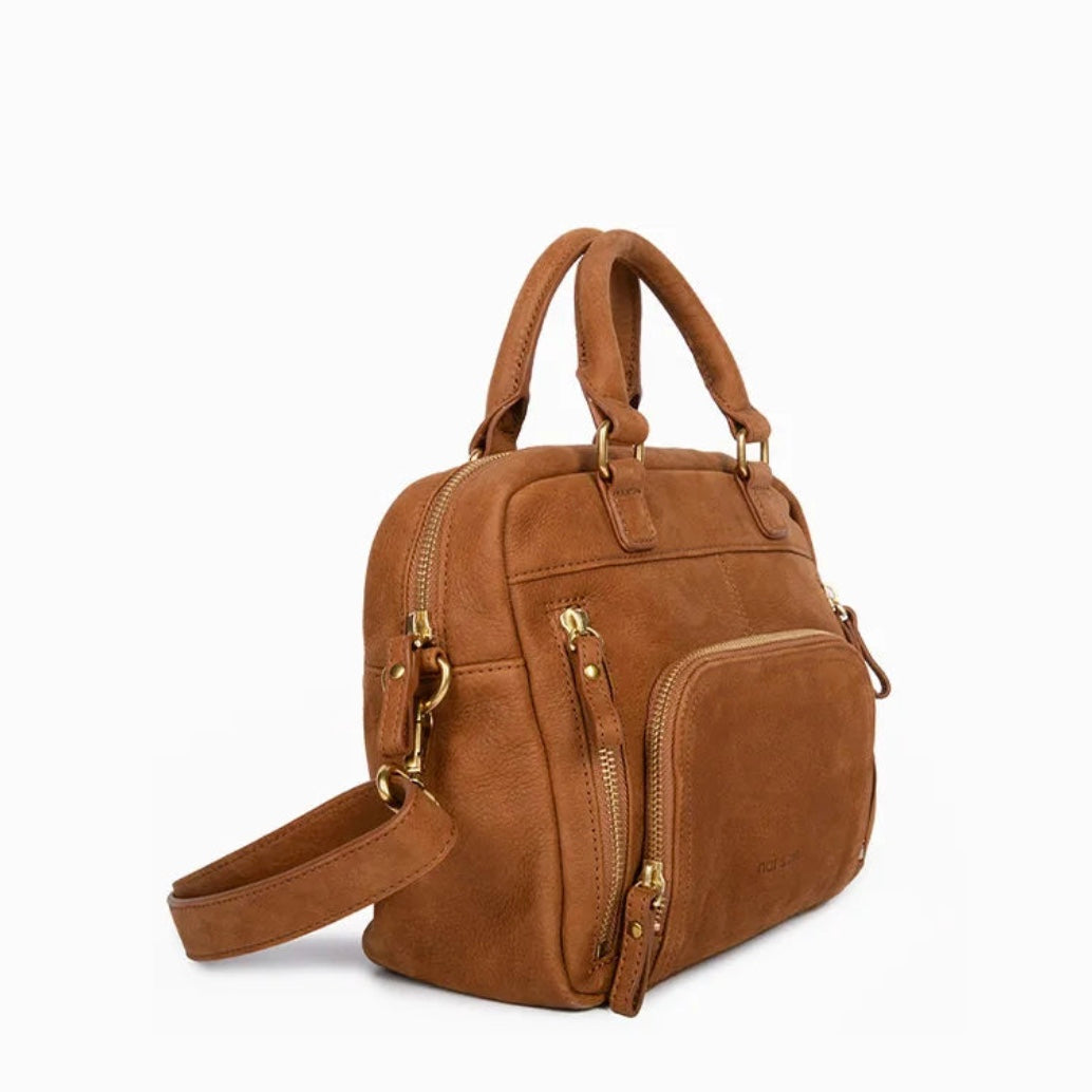 Sac Mini Macy couleur épice de Nat & Nin vu de côté, petit sac en cuir camel avec poche zippée et bandoulière amovible.