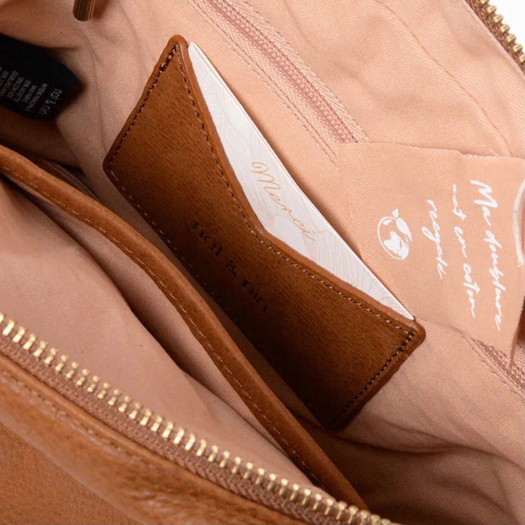 Détail de l’intérieur du sac Mini Macy couleur épice de Nat & Nin, montrant la doublure beige et la poche intérieure en cuir.