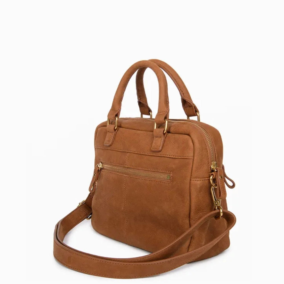 Sac Mini Macy couleur épice de Nat & Nin vu de dos, petit sac en cuir camel avec poche zippée arrière et bandoulière.
