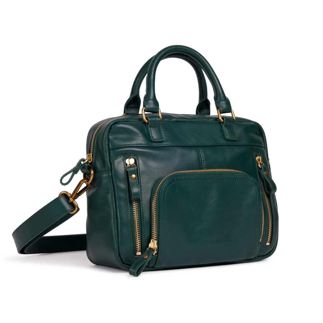 Sac Mini Macy vert sapin de Nat & Nin vu de côté, en cuir, avec bandoulière et poches zippées dorées.