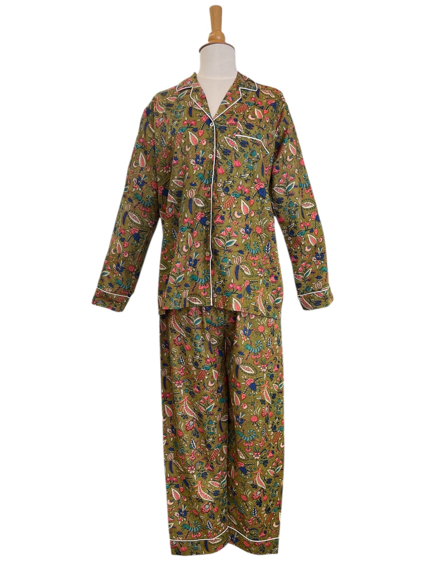 Pyjama long femme en coton indien, imprimé fleuri sur fond vert olive, chemise à manches longues et pantalon assorti