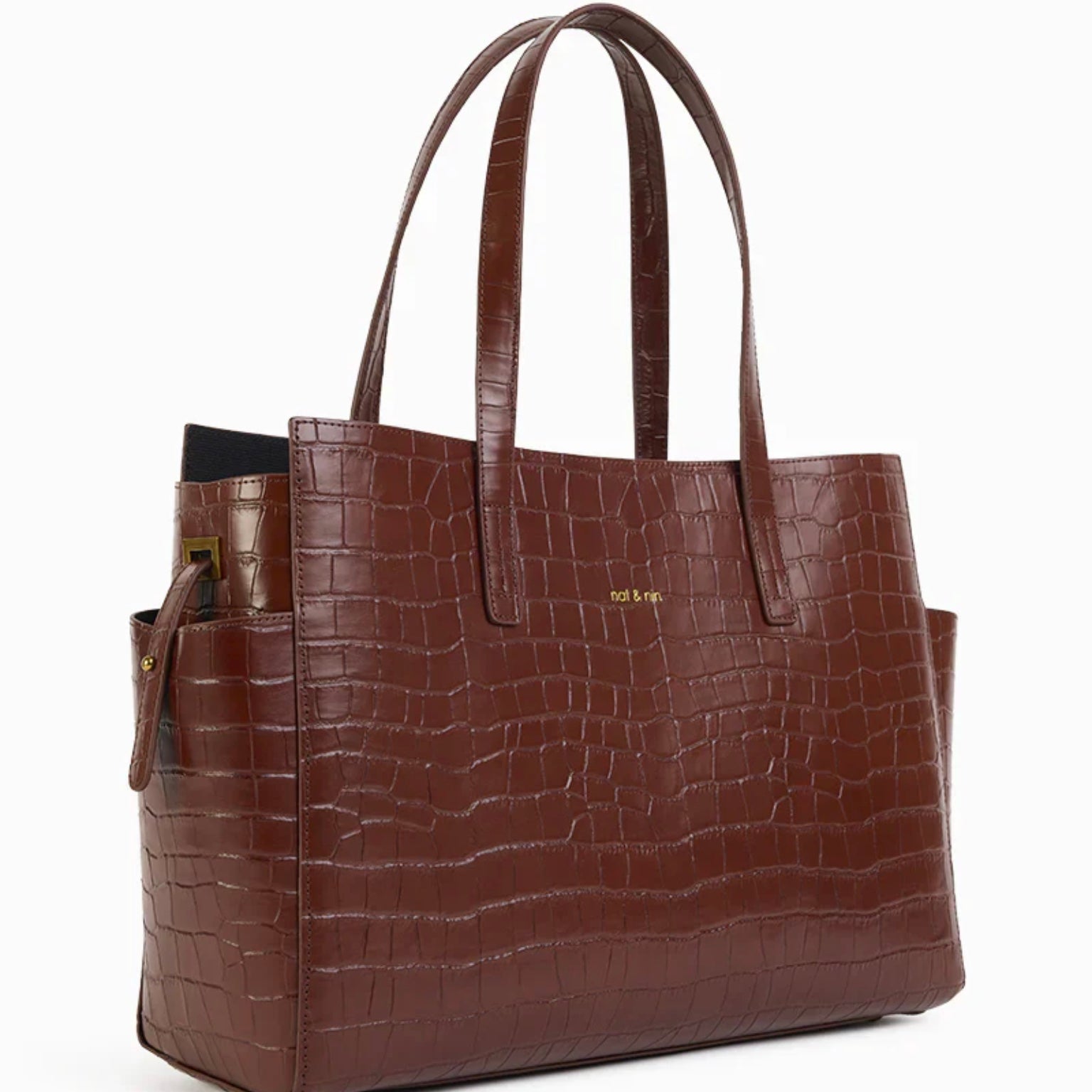 Sac Dakota Nat & Nin en cuir embossé croco acajou, vue de trois-quarts montrant les anses et les poches latérales.