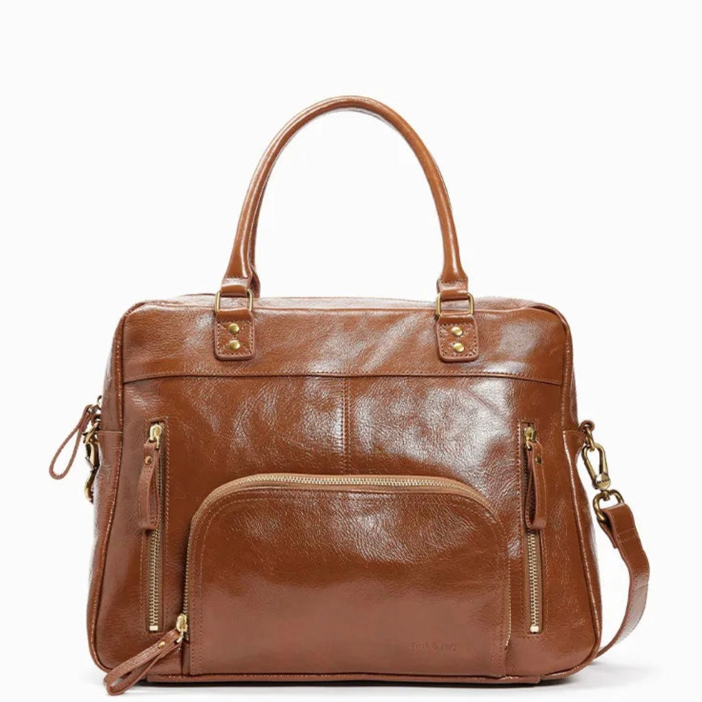 Sac Macy en cuir cognac glacé de Nat & Nin, vue de face sur fond blanc avec poches zippées et anse amovible.