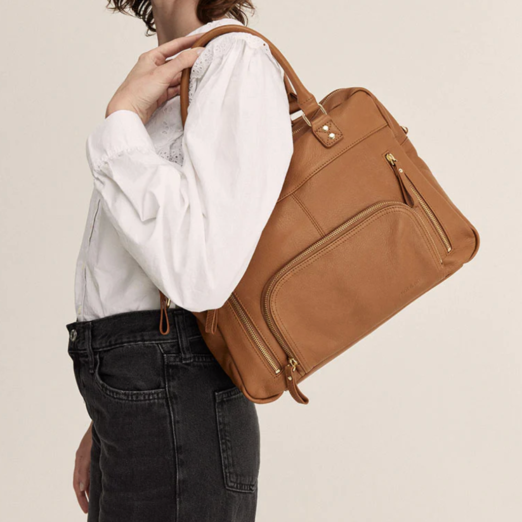 Sac Macy épice Nat & Nin porté à l’épaule, en cuir epice avec poches zippées.