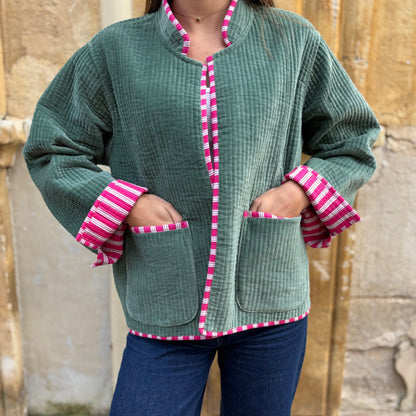 Veste en velours côtelé kaki avec finitions et doublure rose à motifs, création Mademoiselle Azalée à Agen, portée en extérieur